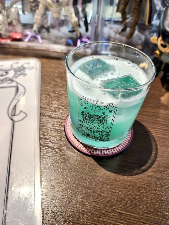 なな氏、バーに行く