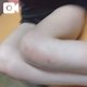 近くで