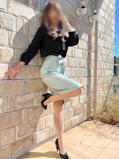しずく『美フェイスの欲求不満妻』