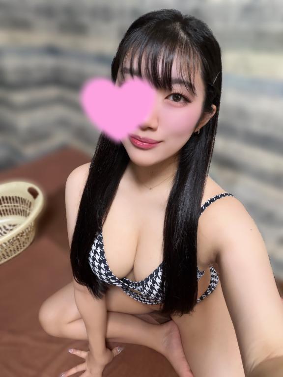 ビーチにいたらチラ見する??🥺