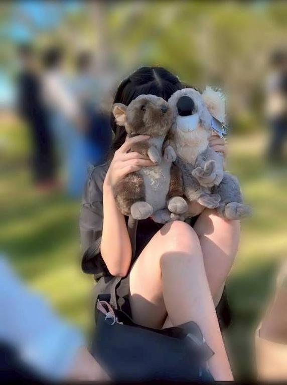 コアラと見せかけて生足の綺麗さを見せつけてます 🤭