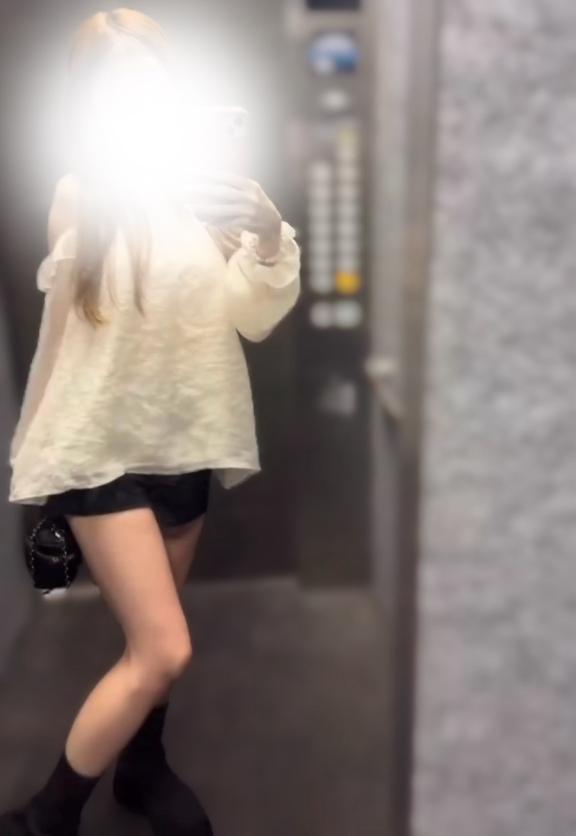 エレベーターにうつる自分
