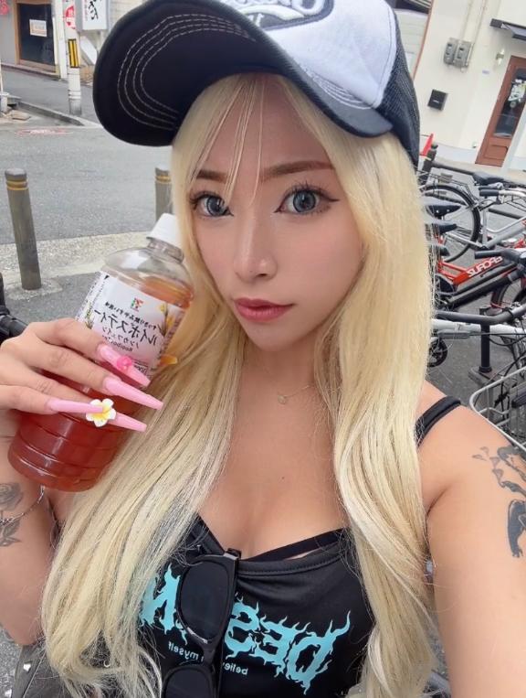 眉毛アートした👱🏽‍♀️