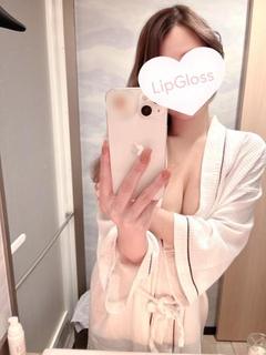 Lip Gloss  outcall escort service YUNON