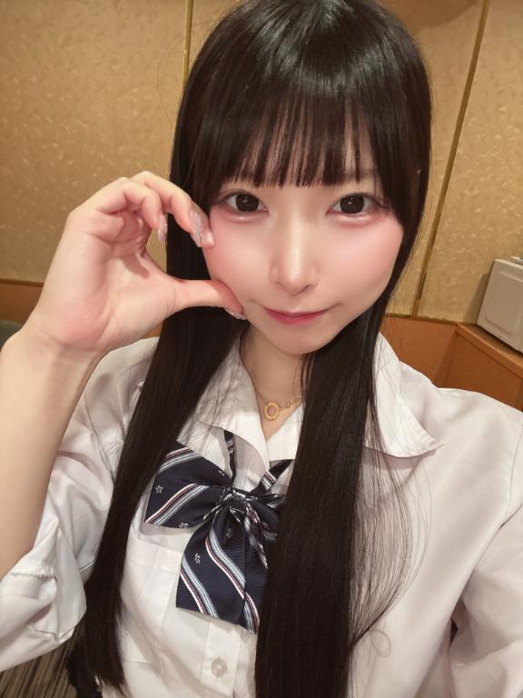 制服も似合ってますか？🥺